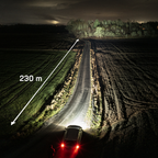 Nattväg upplyst upp till 230 m av LUXTAR® S22 infällda DRL-strålkastare.